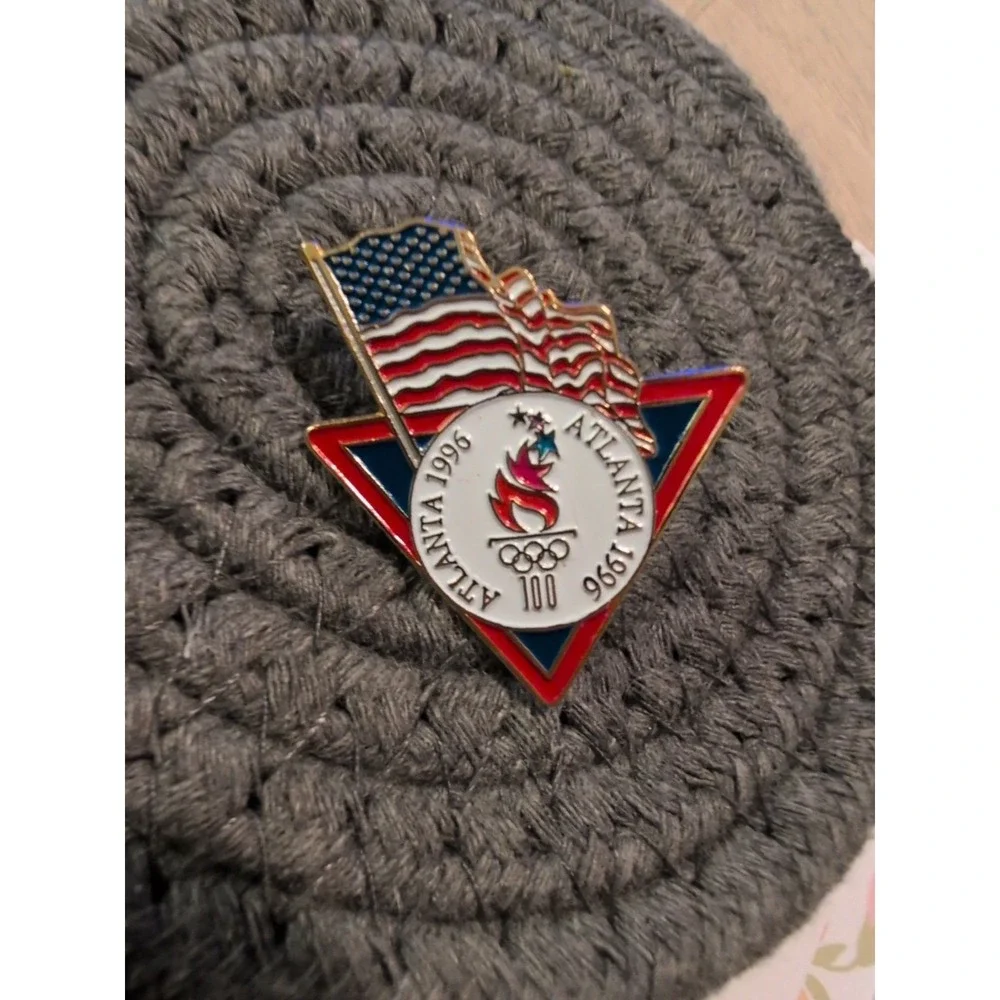 Olympic‎ Pin Badge~1996 Atlanta~Torch~American Flag~USA~red, white & blue